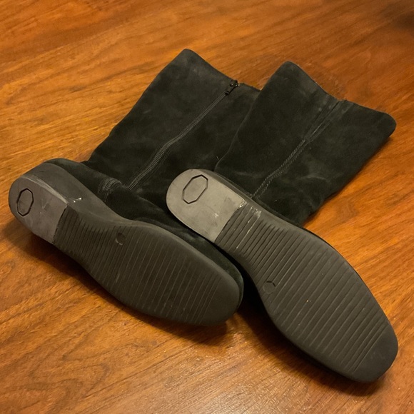 La CANADIENNE Elegant Black Suede Wedge Boots - Picture 3 of 3